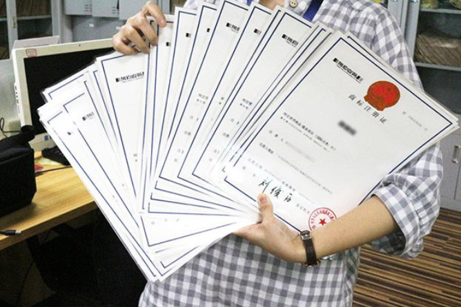 重新颁发的商标注册证书应该如何领取？